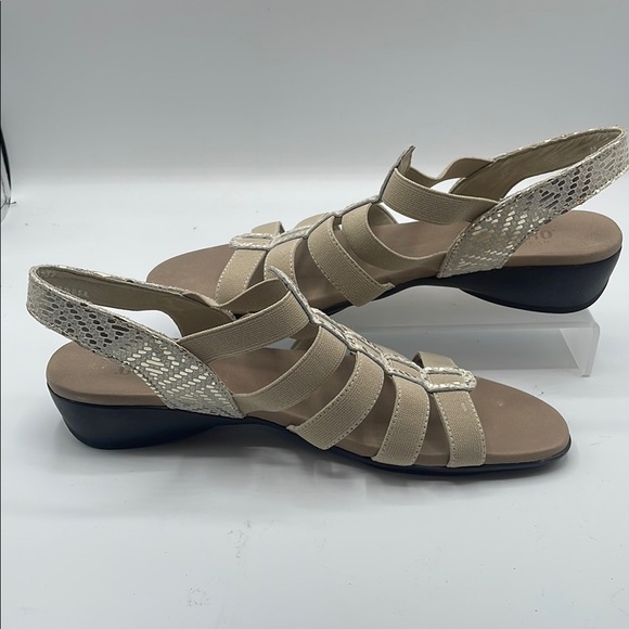 Munro American Taupe Strappy Sandals, size 7 1/2 - Picture 4 of 8